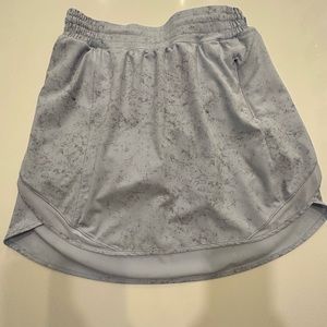 Lululemon Hotty Hot skirt. Size 6. Great skirt with pockets.Worn once.